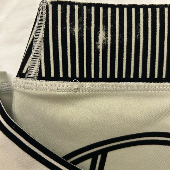 Alo Yoga Airlift Line Up Set in Limestone - Picture 6 of 6